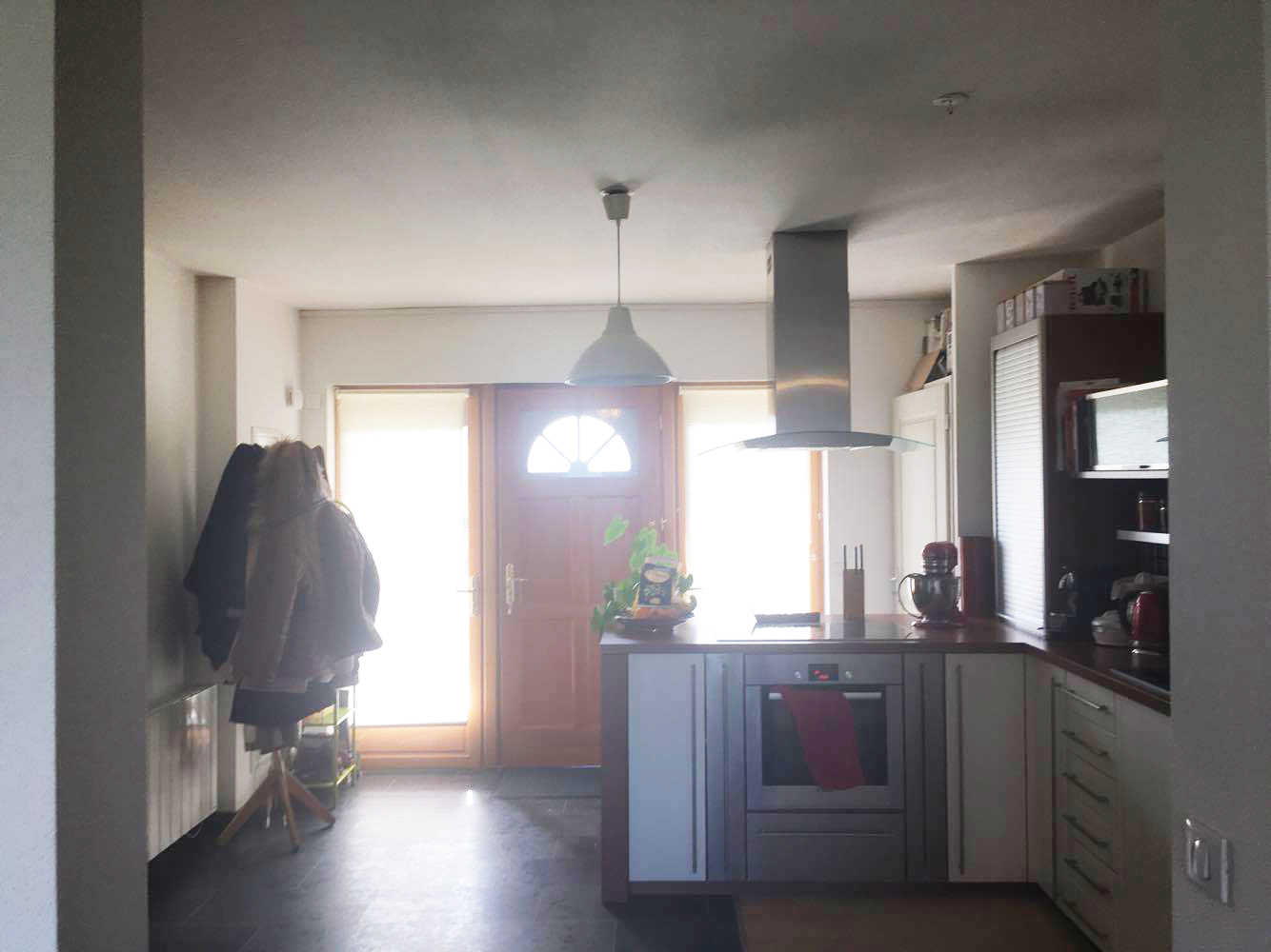 Aménagement d’une cuisine entrée 2 en 1 style rétrochic avec verrière